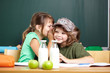 Tuscheln in der Grundschule