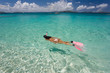 Photo en ligne au meilleur prix woman snorkeling in tropical water