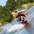 wellenreitender Mann beim Wassersport dynamisch