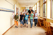 Grundschüler auf Flur