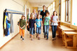 Grundschüler auf Flur