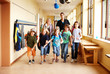 Grundschüler auf Flur