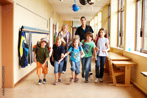Photo: Grundschüler auf Flur Grundschüler auf Flur