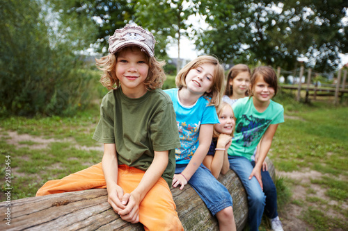 Photo: Kinder auf Baumstamm Kinder auf Baumstamm