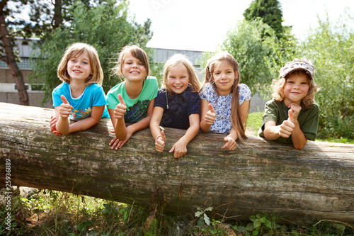 Foto: Kinder auf Baumstamm Kinder auf Baumstamm