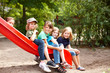 Kinder rutschen