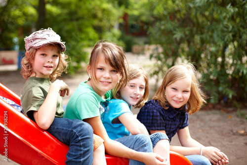 Foto: Kinder rutschen Kinder rutschen