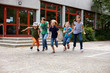 Kinder laufen auf Schulhof