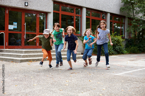 Foto: Kinder laufen auf Schulhof Kinder laufen auf Schulhof