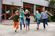 Kinder laufen auf Schulhof