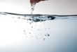 Hand im Wasser - Wasser tropft ab