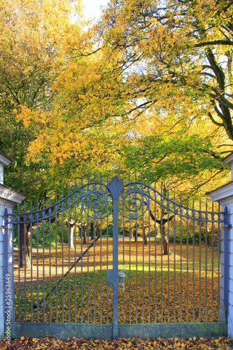 Photo: Eisentor Parkweg Herbst Herbstlaub Laubbäume Eisentor Parkweg Herbst Herbstlaub Laubbäume