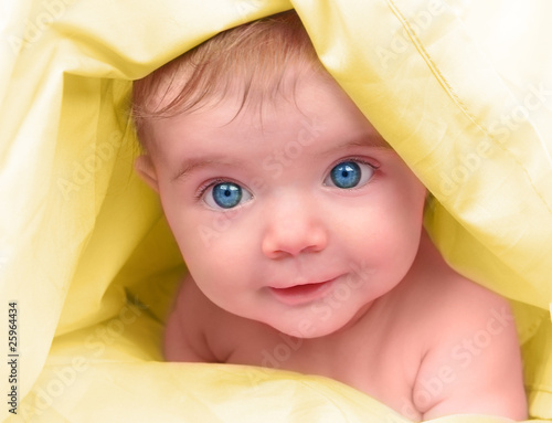 Foto: Beautiful Little Baby on Yellow Close Up Beautiful Little Baby on Yellow Close Up