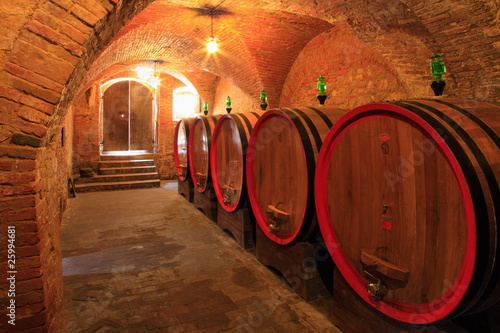 Foto: Weinkeller, Barrique - Fässer, Ziegelgewölbe,Toskana, Italien Weinkeller, Barrique - Fässer, Ziegelgewölbe,Toskana, Italien