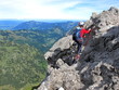 Junge auf einer Leiter am Hindelanger Klettersteig