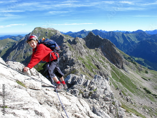 Foto: Junge an Felsplatte am Hindelanger Klettersteig Junge an Felsplatte am Hindelanger Klettersteig