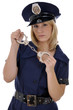 Polizistin mit Handschellen
