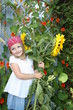 Ein Dorfmädchen mit Sonnenblumen