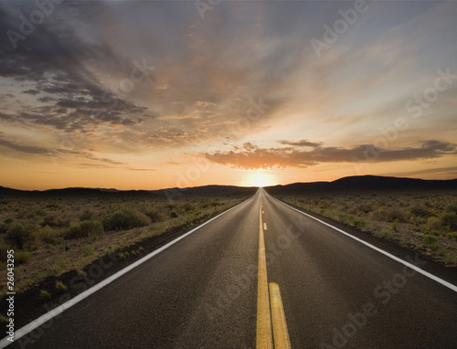 Foto: Remote road at dusk Remote road at dusk