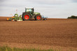 Foto: Traktor bei der Feldbearbeitung Traktor bei der Feldbearbeitung