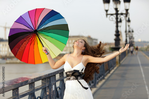 Foto: woman walking with umbrella woman walking with umbrella