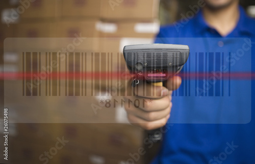 Foto: Hispanic man scanning barcode in warehouse Hispanic man scanning barcode in warehouse