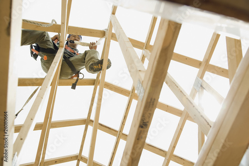 Foto: Hispanic construction worker building house Hispanic construction worker building house