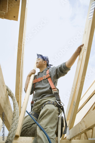 Foto: Hispanic construction worker building house Hispanic construction worker building house