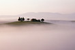 Hügellandschaft der Toskana im Morgennebel