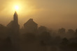 village dans la brume