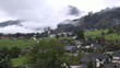 Video: Wolken ziehen über Dorf und Berge Wolken ziehen über Dorf und Berge