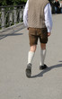 Stramme Wadeln: Mann in Lederhose und Haferlschuhen
