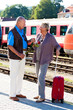 Älteres Senioren Paar am Bahnhof. Reisen in den Urlaub