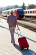 Ältere Seniren Frau am Bahnhof. Reisen in den Urlaub