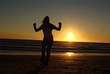danse sur coucher du soleil