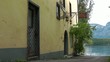 Gasse zum See mit urigem Haus
