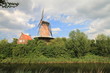 Moulin à vent par temps nuageux