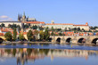 Podzimní Praha gotický hrad s Karlovým mostem