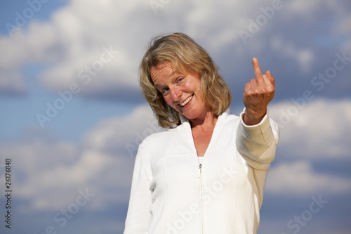Photo: lächelnde hübsche blonde Frau zeigt Mittelfinger lächelnde hübsche blonde Frau zeigt Mittelfinger