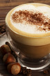 cappuccino mit schokopulver und haselnüssen