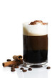 espresso mit milchschaum schokopulver zimtstangen kaffeebohnen
