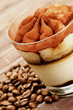 tiramisu diagonal mit kaffeebohnen