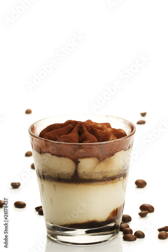 Photo: tiramisu in einem glas mit kaffeebohnen tiramisu in einem glas mit kaffeebohnen