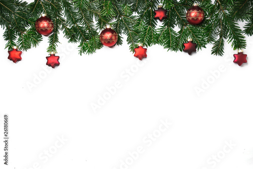 Foto: Rahmen aus Tannenzweigen mit roten Christbaumkugeln Rahmen aus Tannenzweigen mit roten Christbaumkugeln