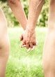 Junges Paar Hand in Hand Junges Paar Hand in Hand
