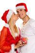 Paar zu Weihnachten mit Mützen des Weihnachtsmannes
