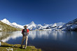 See in den Bergen mit Spiegelung und Wanderer See in den Bergen mit Spiegelung und Wanderer