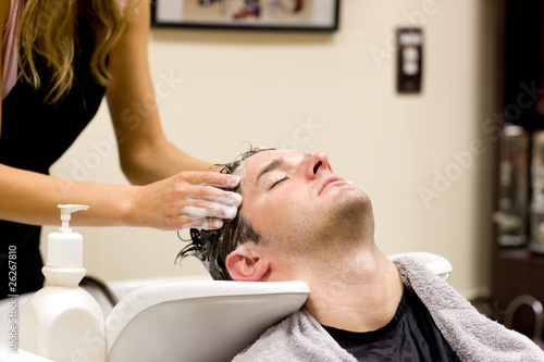 Foto: Attractive man having a shampoo Attractive man having a shampoo