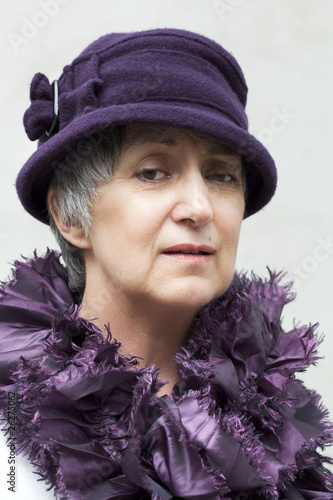 Photo: vieille dame coquette portant un chapeau vieille dame coquette portant un chapeau