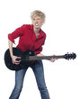 jeune fille jouant de la guitare énergiquement